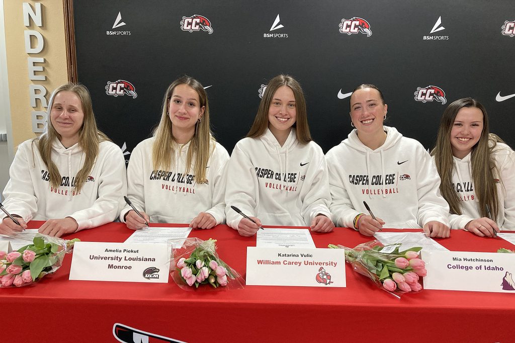Photo of Mia Hutchinson, Amelia Piekut, Katarina Vulic, Licia Echevarria and Paulina Dziedzic for signing day press release.