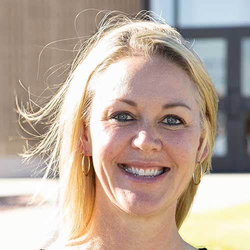 Tracey Hollister Headshot